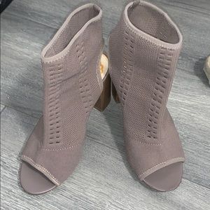 Heels wedge stretchy .